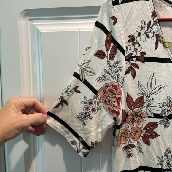 V neck tunic tee. Size medium. Like new. Great pattern and soft material. - Picture 2 of 4